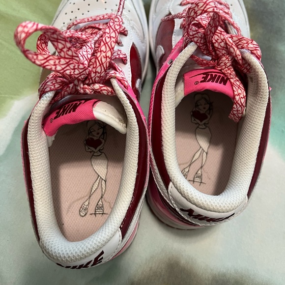 2007 Women’s Valentine’s Day Nike Dunks - Picture 6 of 10
